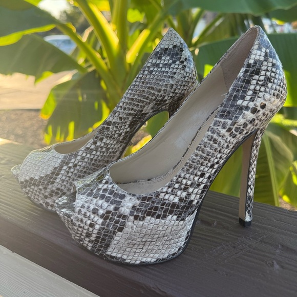 Enzo Angiolini Textured Leather Heels - Picture 2 of 6